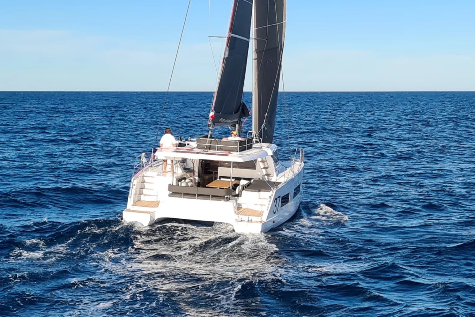 Pronto Sail 37: Stylish Catamaran with Flybridge & Paddleboards - Fotoğraf 4
