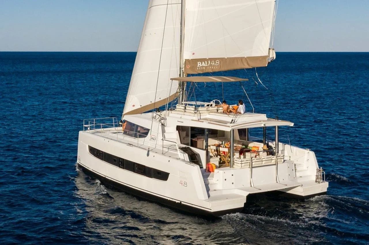 Honour 4.8: Stylish Catamaran with Flybridge & AC - Fotoğraf 4