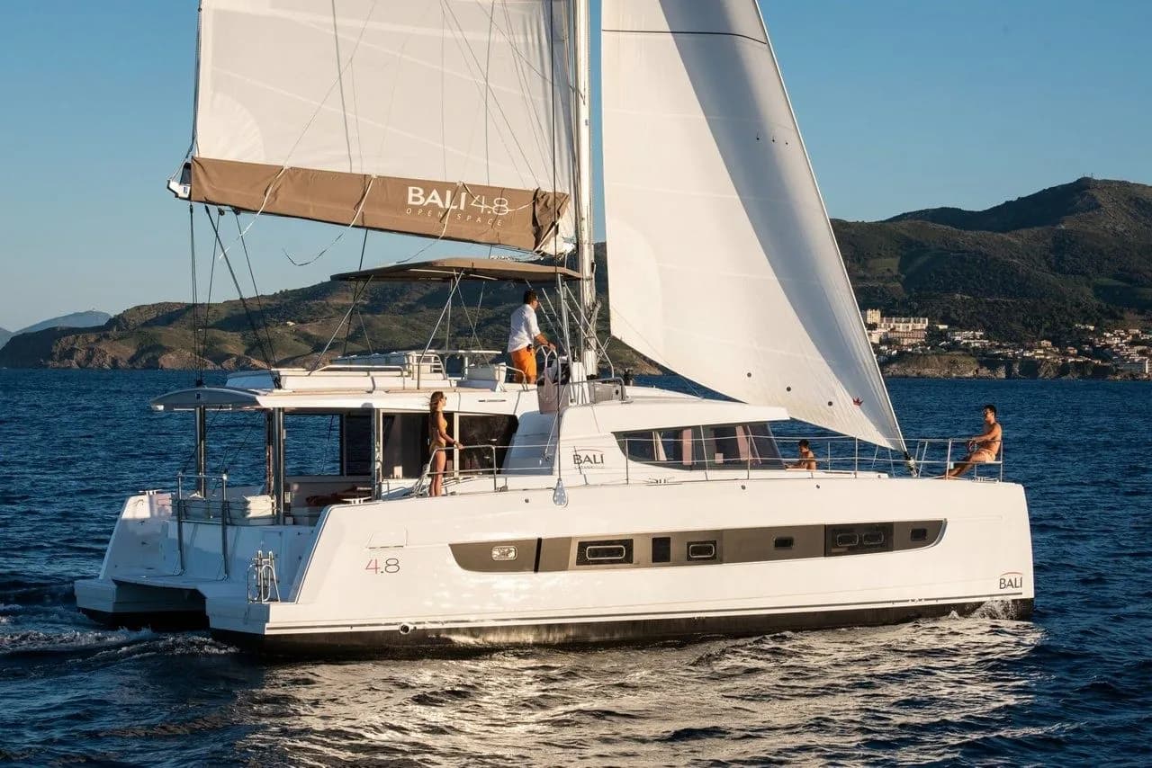 Honour 4.8: Stylish Catamaran with Flybridge & AC - Fotoğraf 3