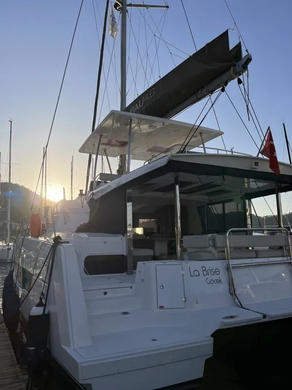 La Brise 2: Stylish 5-Cabin Catamaran with Flybridge - Fotoğraf 4