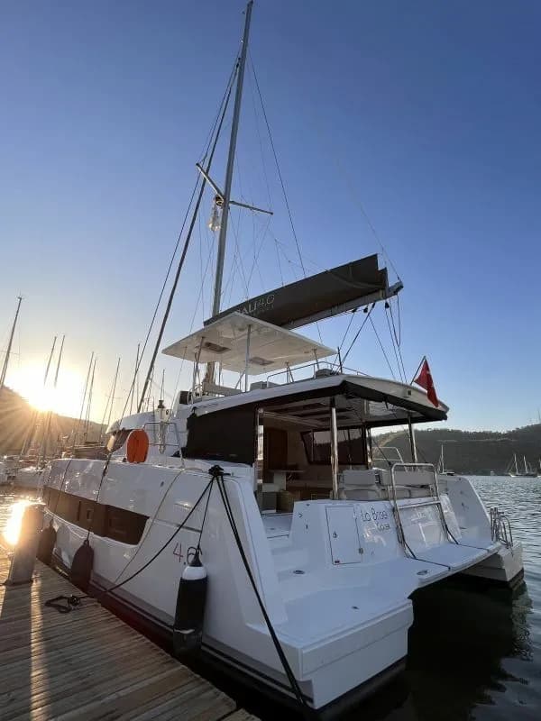La Brise 2: Stylish 5-Cabin Catamaran with Flybridge - Fotoğraf 5