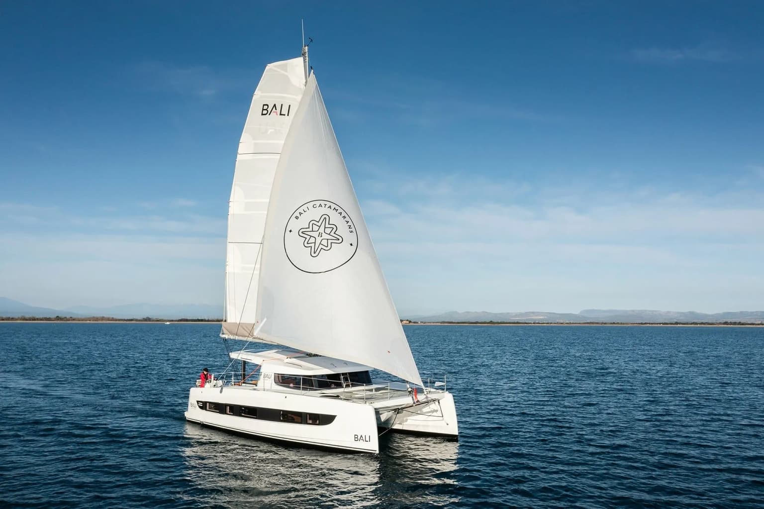 Sail Dorado: Stylish 2024 Bali Catamaran - Fotoğraf 3