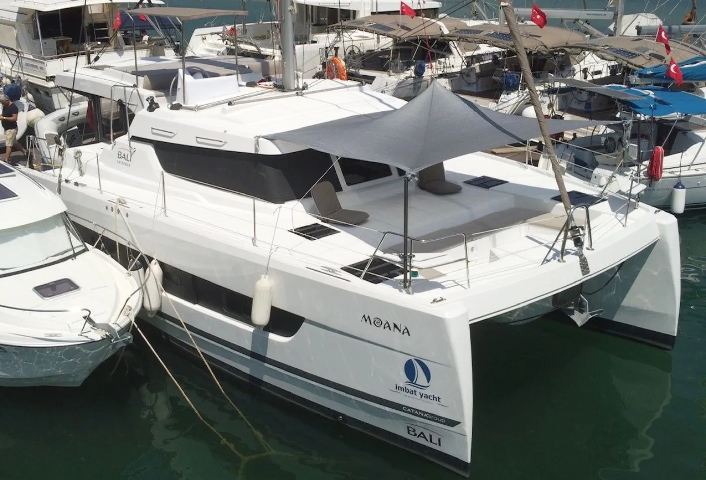 Moana 1: Stylish 4-Cabin Catamaran with Flybridge - Fotoğraf 3