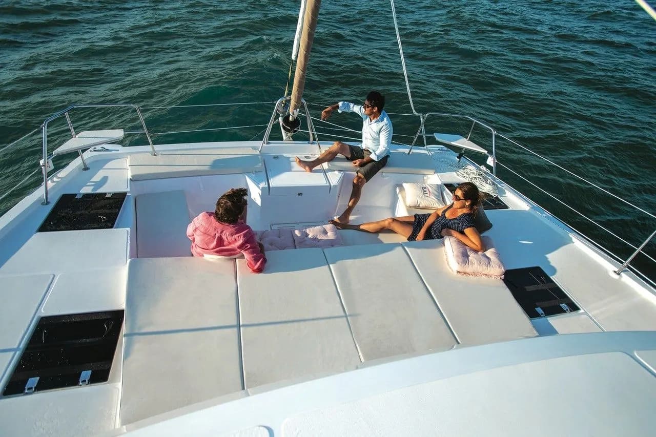 Moana 1: Stylish 4-Cabin Catamaran with Flybridge - Fotoğraf 5