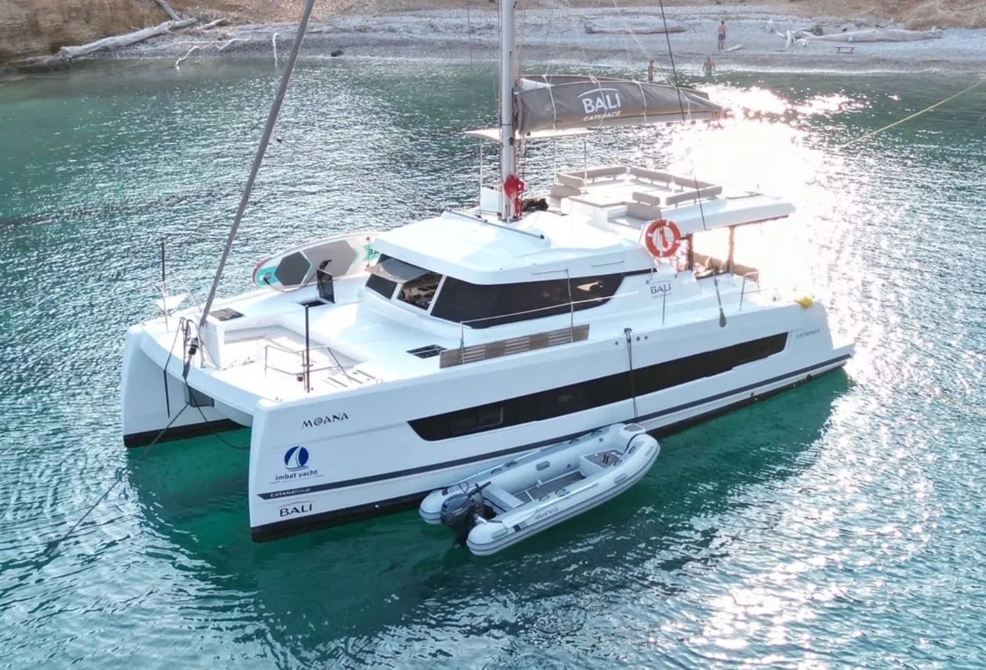 Moana 1: Stylish 4-Cabin Catamaran with Flybridge - Fotoğraf 1