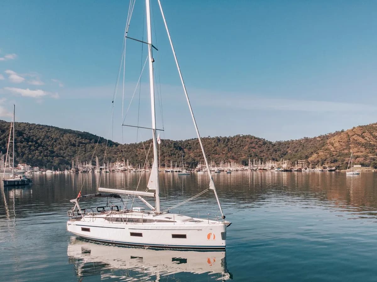 Aruna Bavaria C42: Stylish Sailing Comfort - Fotoğraf 4