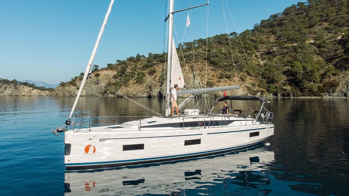 Nomad Bavaria C42: Konforlu 3 Kabinli Yelken Keyfi - Fotoğraf 3