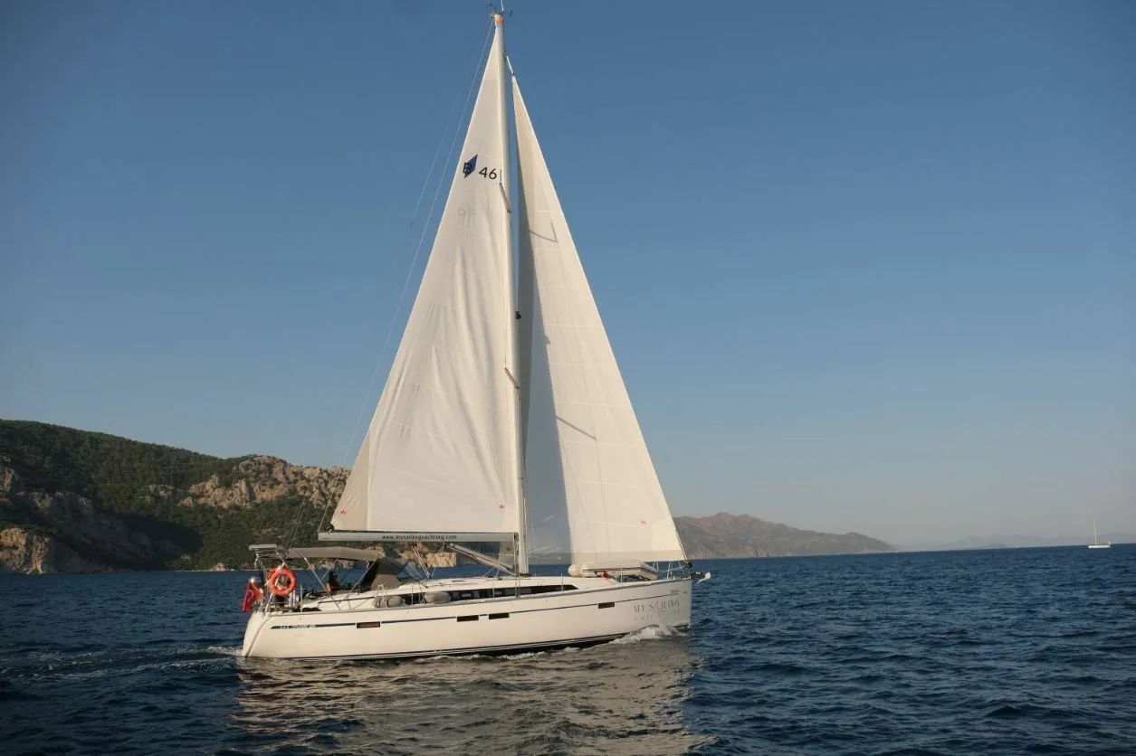 Marlin 1: Sleek 4-Cabin Cruiser for 8 - Fotoğraf 1