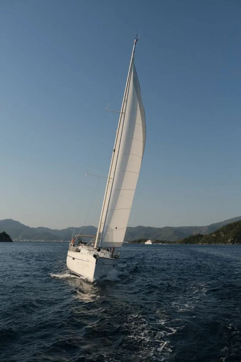 Marlin 1: Sleek 4-Cabin Cruiser for 8 - Fotoğraf 3