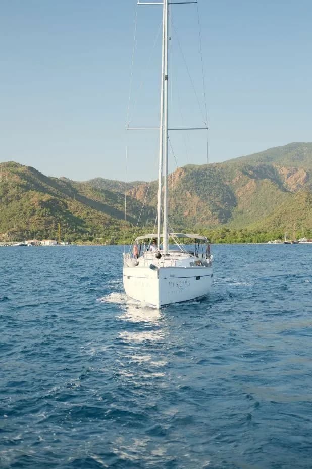 Marlin 1: Sleek 4-Cabin Cruiser for 8 - Fotoğraf 4