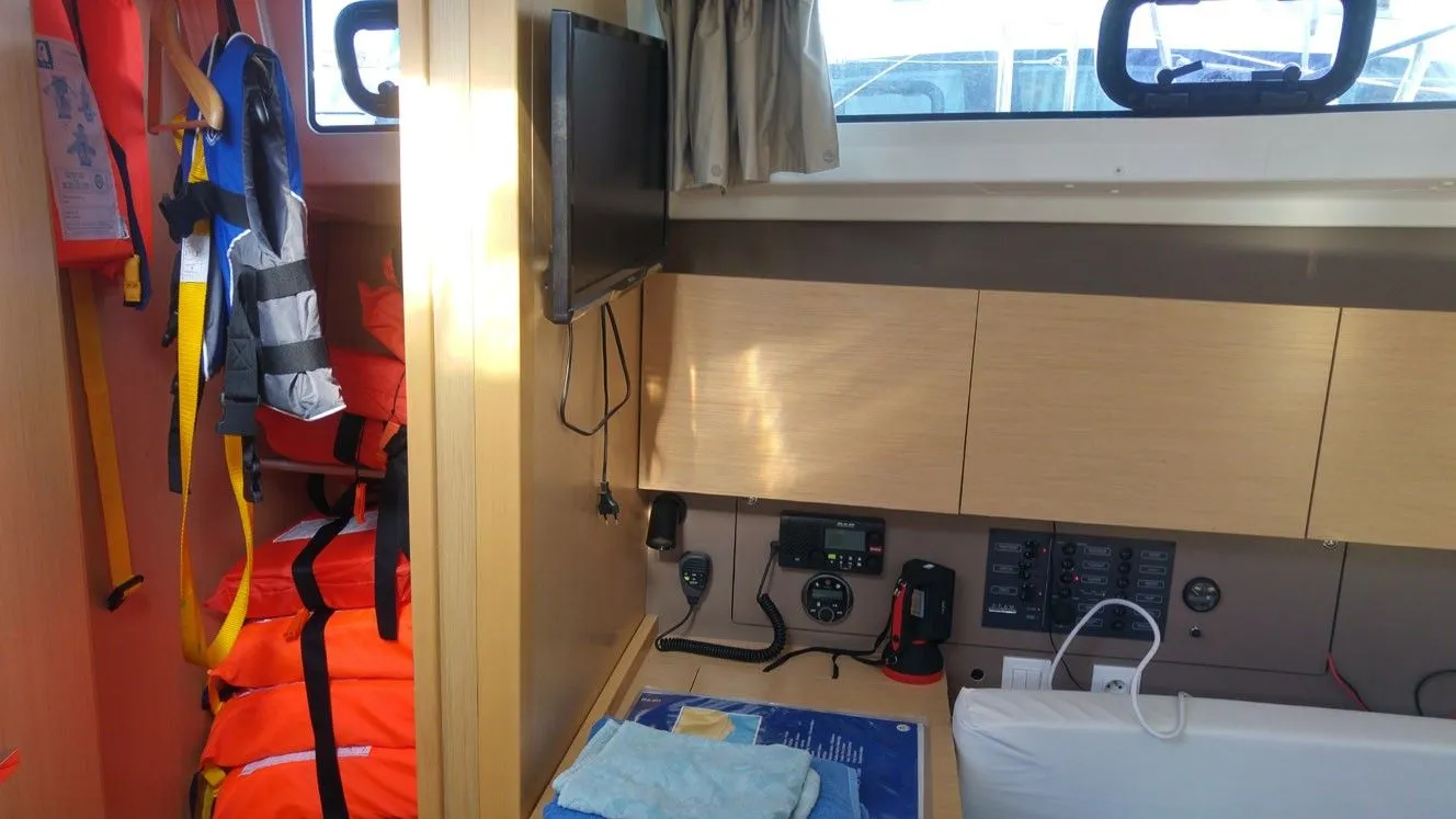 Solar Oceanis 38: Stylish 3-Cabin Sailing Escape - Fotoğraf 4