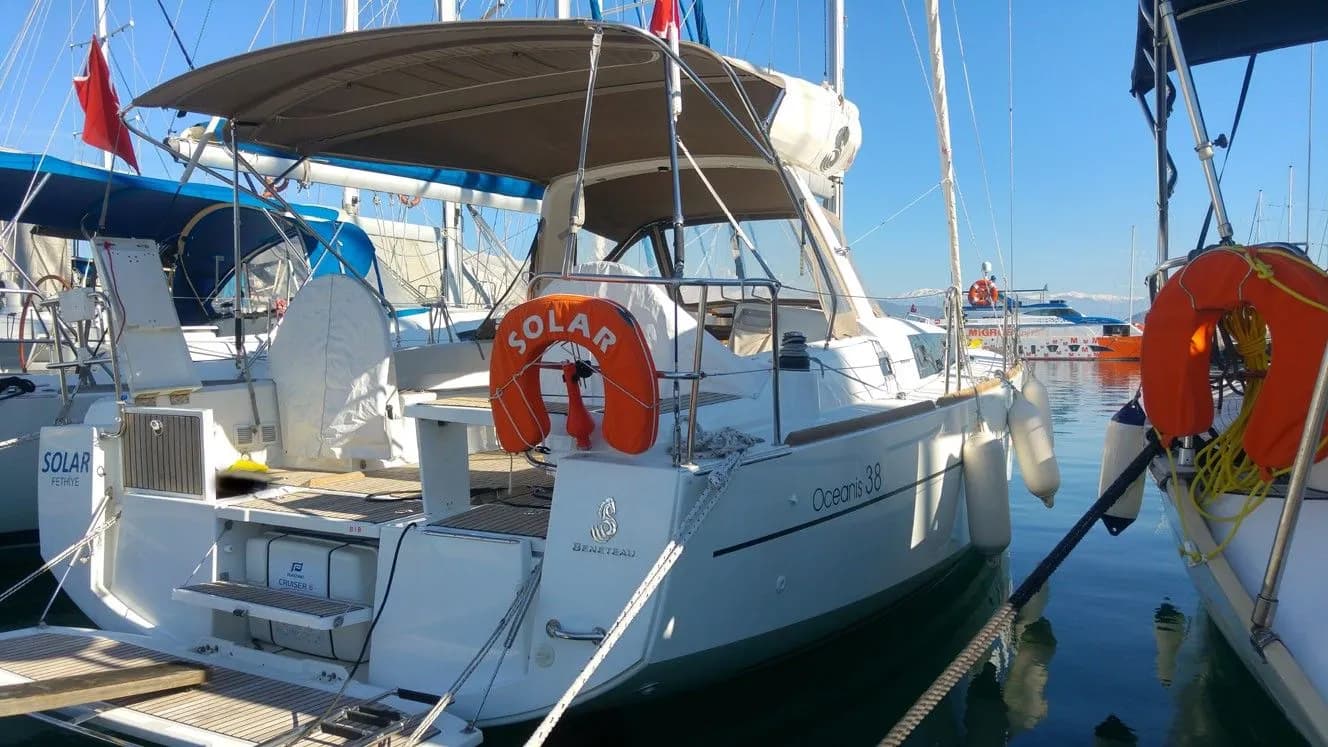 Solar Oceanis 38: Stylish 3-Cabin Sailing Escape - Fotoğraf 1