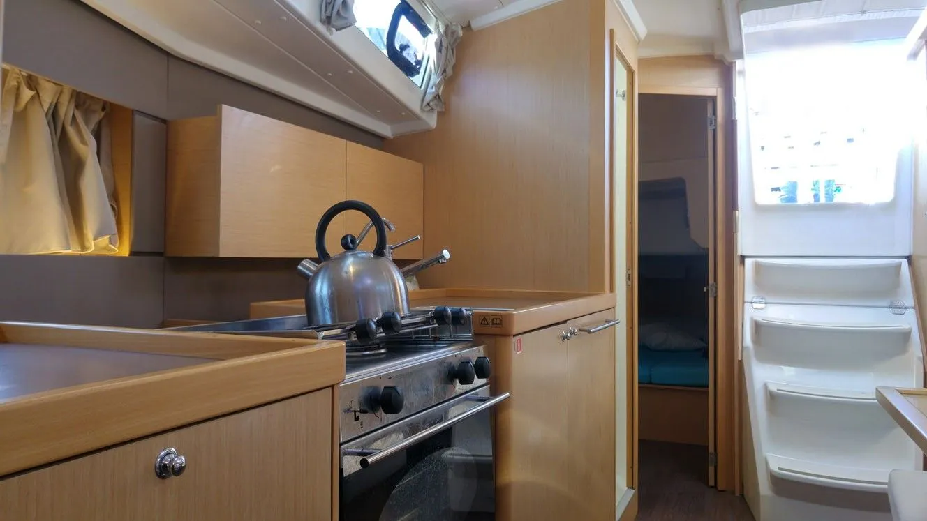 Solar Oceanis 38: Stylish 3-Cabin Sailing Escape - Fotoğraf 3