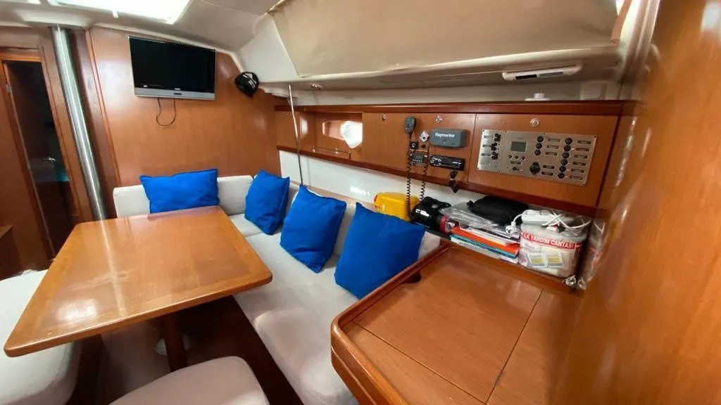Filadelfo Oceanis 43: Konforlu ve Ferah Yelken Keyfi - Fotoğraf 5