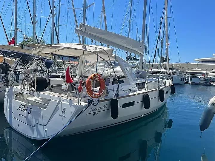 Ada 3: Modern Comfort & Sleek Sailing - Fotoğraf 1