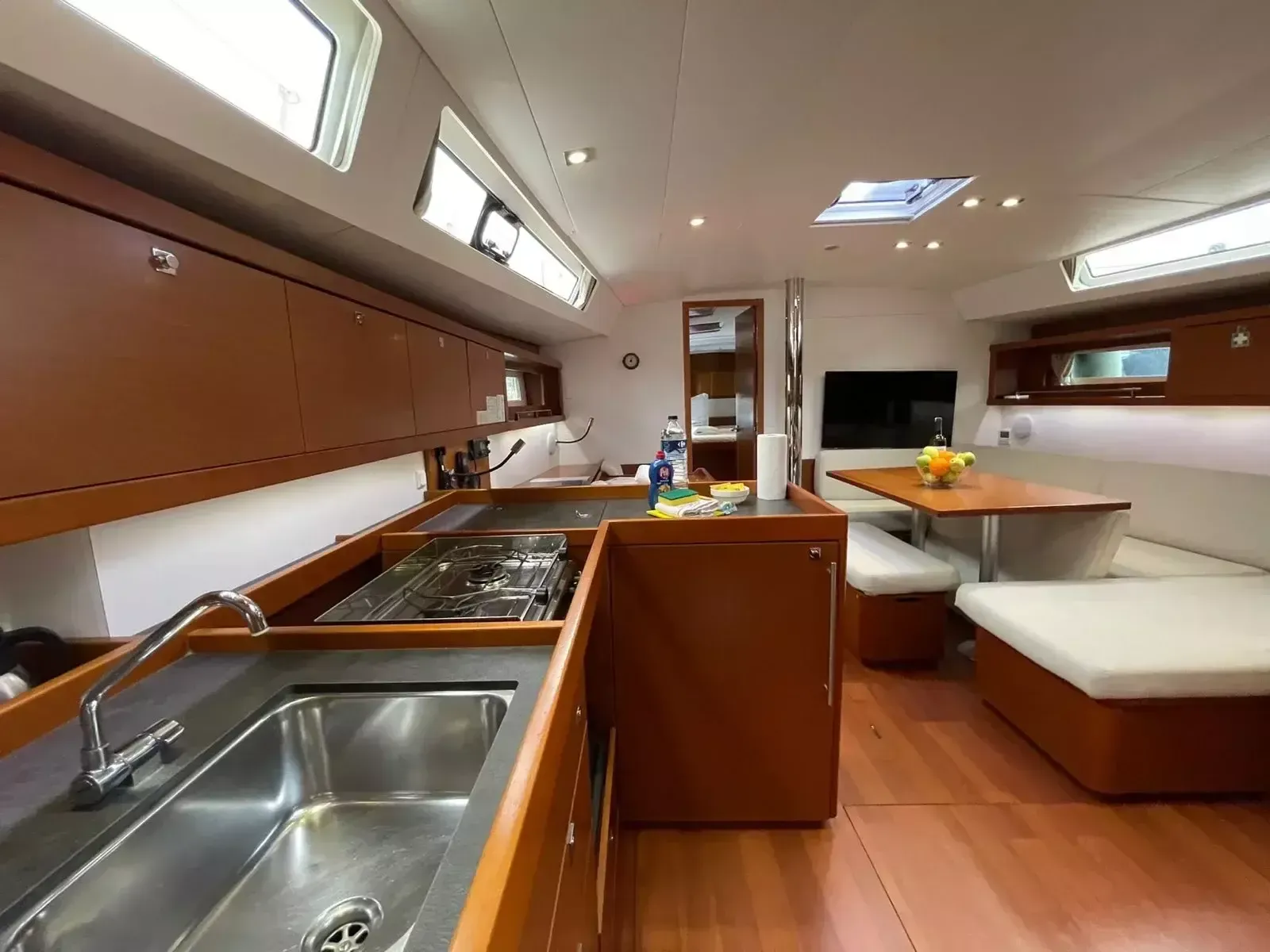 Storm Dancer 1: Spacious 3-Cabin Sailing Escape - Fotoğraf 4