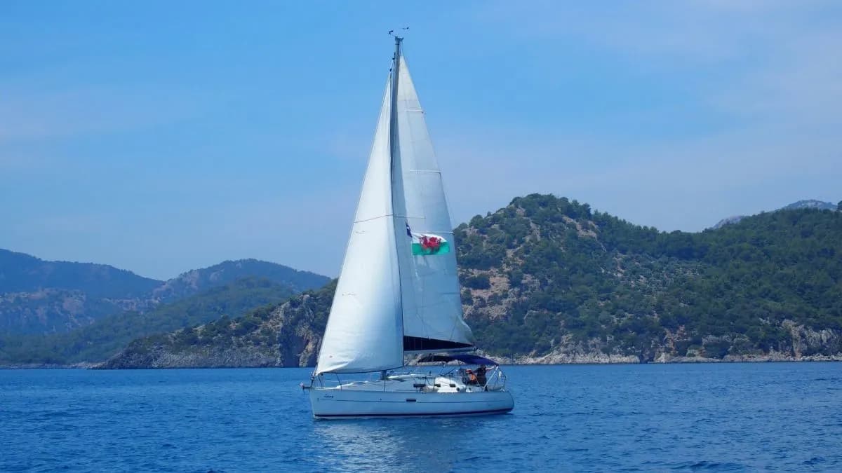 Zippy: Stylish 2-Cabin Sailing Yacht with Flybridge - Fotoğraf 5