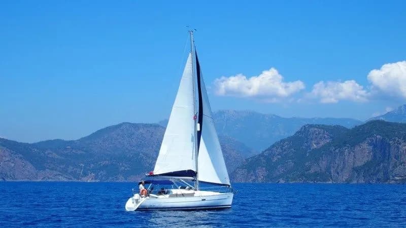 Zippy: Stylish 2-Cabin Sailing Yacht with Flybridge - Fotoğraf 4