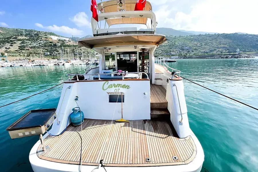 Carmen 07: Stylish 16m Motor-Yacht with Jet Ski Fun - Fotoğraf 4