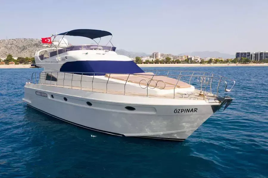 Luxuriöse 20m Motor-Yacht mit Flybridge & Wassersport