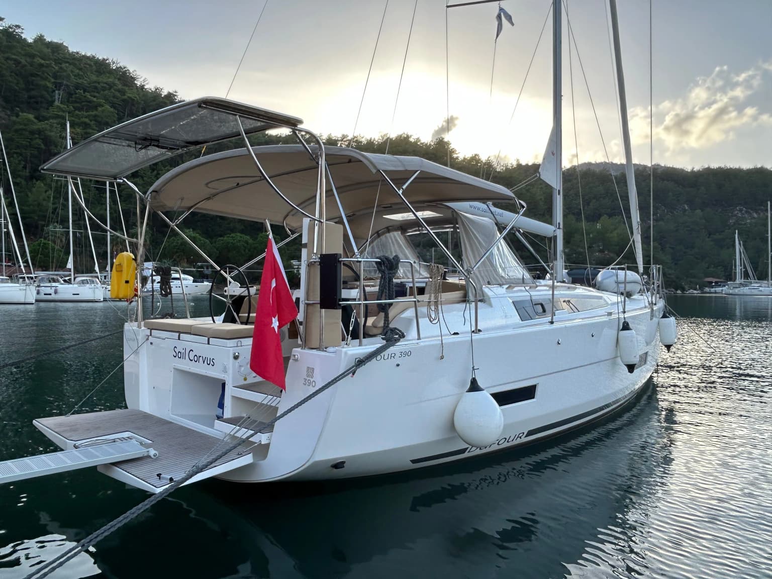 Sail Corvus 390: Stylish Comfort & Adventure - Fotoğraf 3