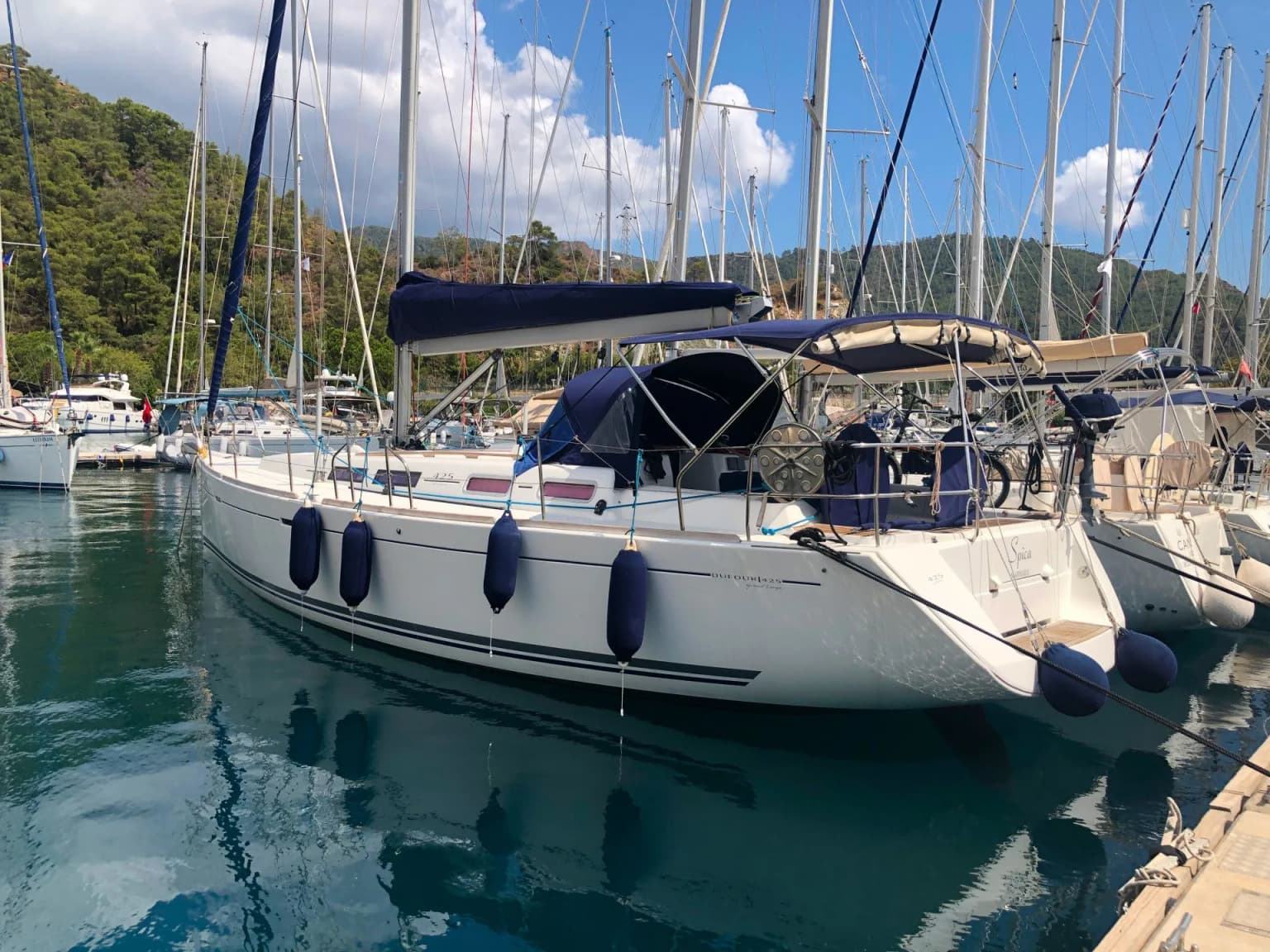 Spica 425: Stylish Sailing with Captain & Comfort - Fotoğraf 1