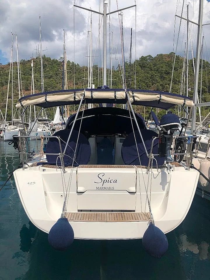 Spica 425: Stylish Sailing with Captain & Comfort - Fotoğraf 3