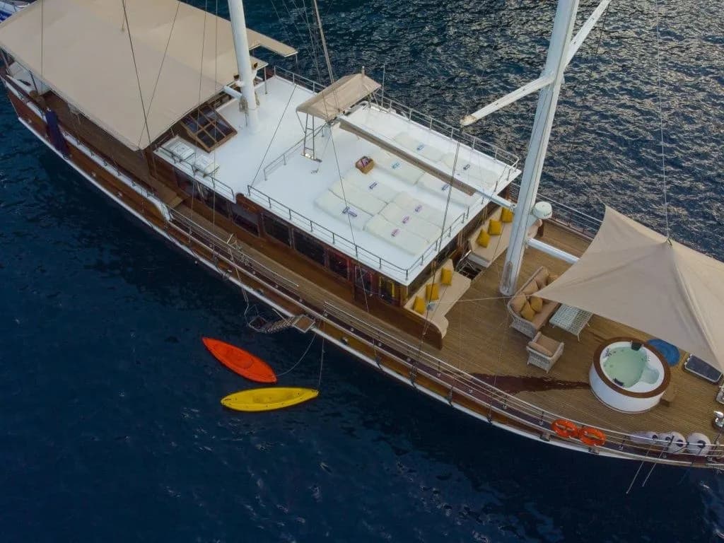 Grand Acar: 8 Cabins, Flybridge & Kayak Fun - Fotoğraf 3