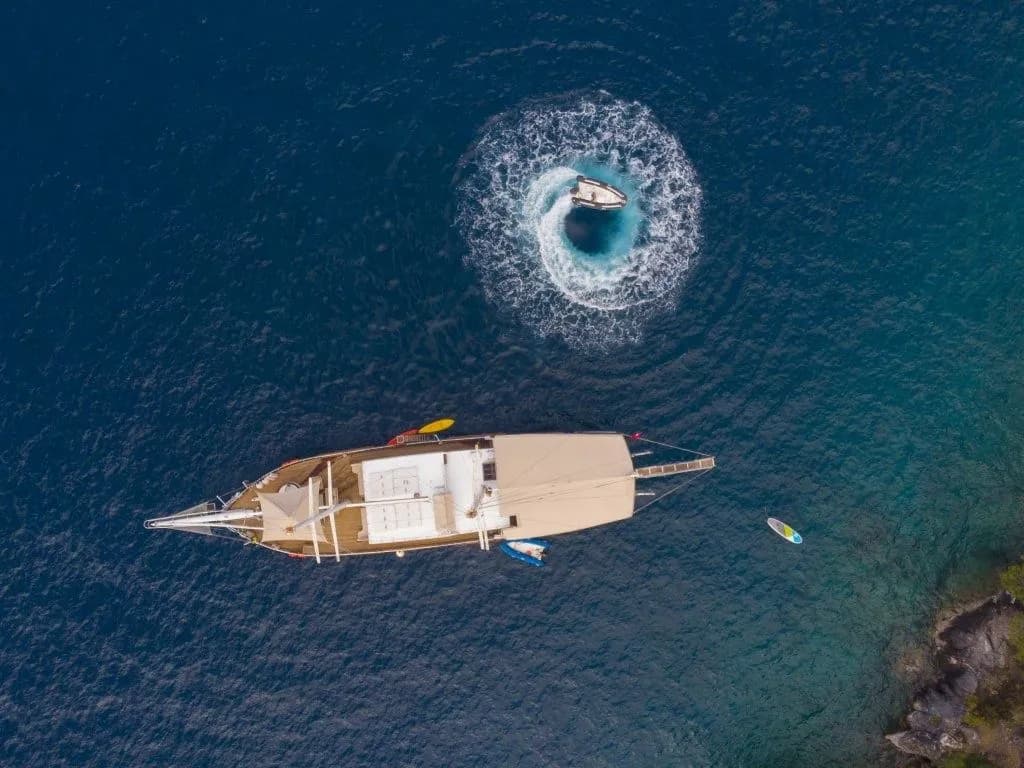 Grand Acar: 8 Cabins, Flybridge & Kayak Fun - Fotoğraf 1