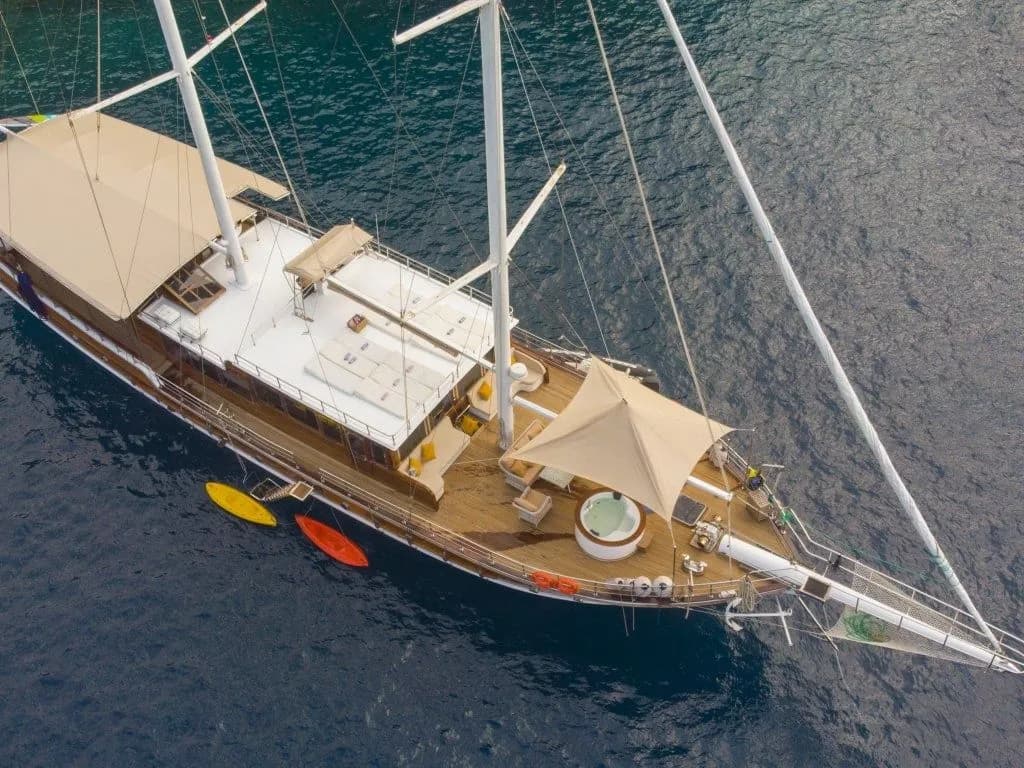 Grand Acar: 8 Cabins, Flybridge & Kayak Fun - Fotoğraf 2