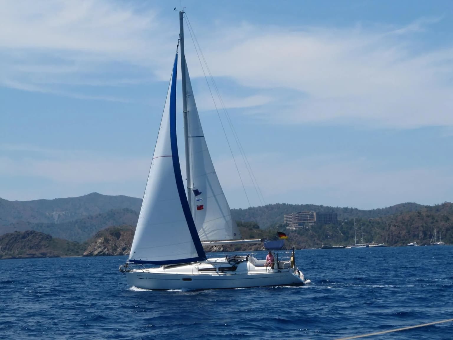 Blue Sky: Stylish 3-Cabin Sailing Escape - Fotoğraf 5