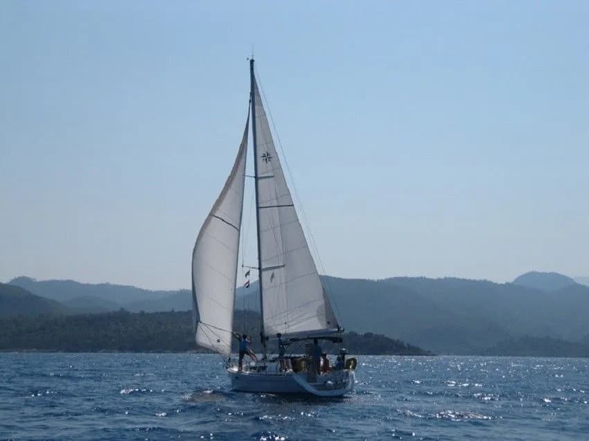 Blue Sky: Stylish 3-Cabin Sailing Escape - Fotoğraf 3