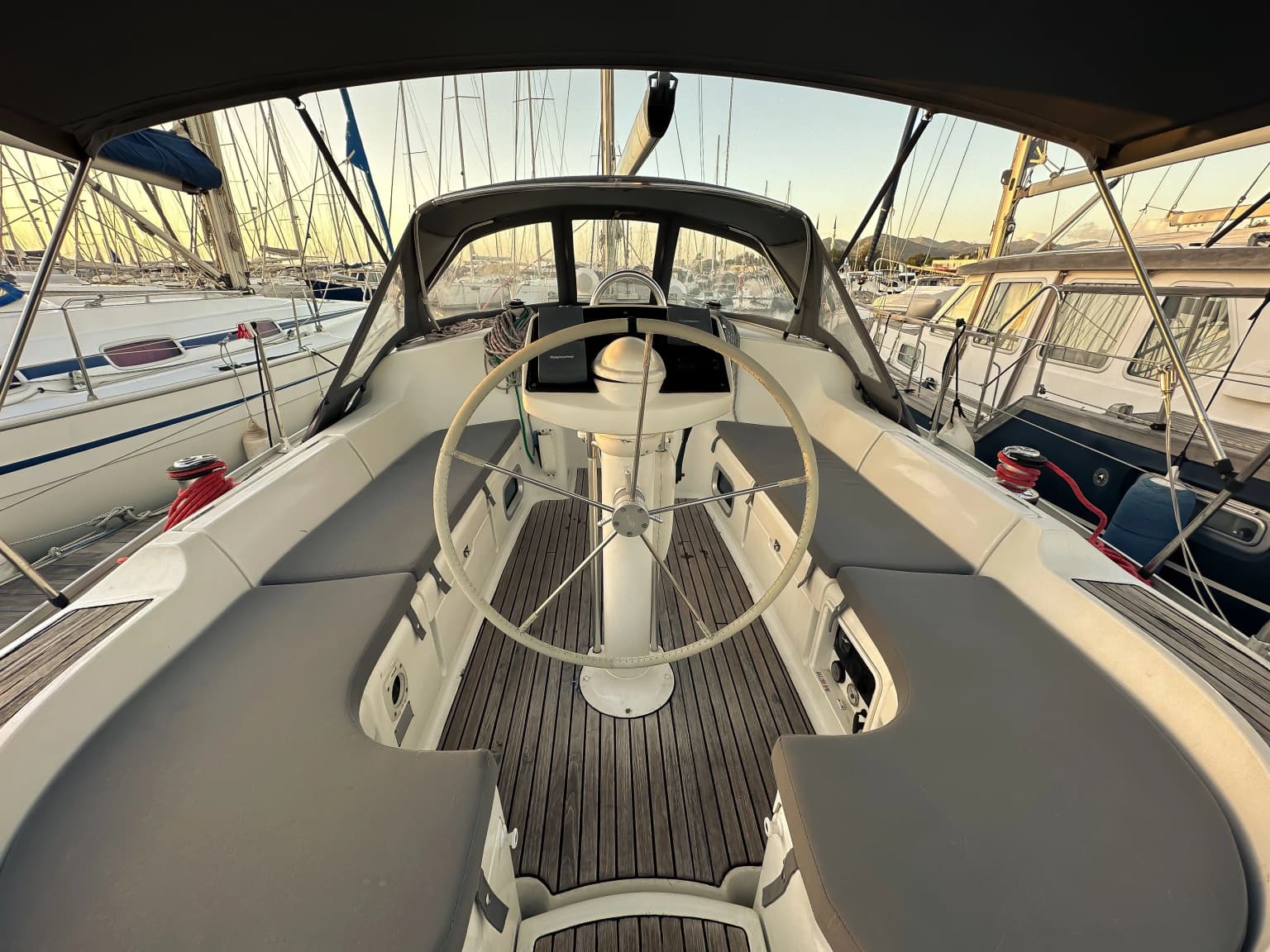 Limitless 2022: Stylish 3-Cabin Sailing Escape - Fotoğraf 4
