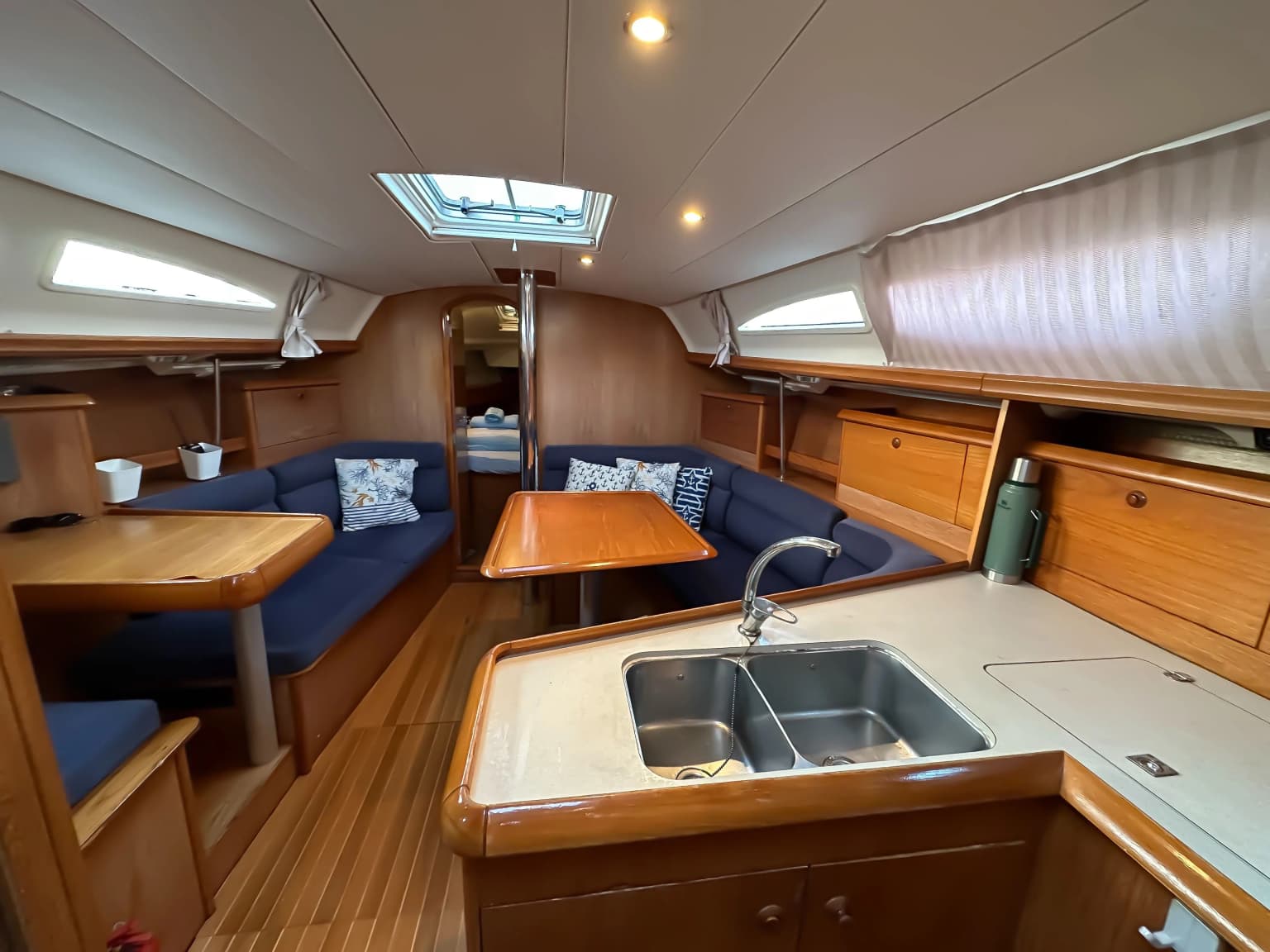Limitless 2022: Stylish 3-Cabin Sailing Escape - Fotoğraf 5