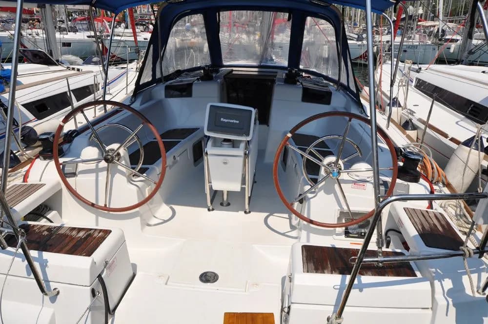 FourTwo: Stylish 3-Cabin Sailing Comfort - Fotoğraf 3
