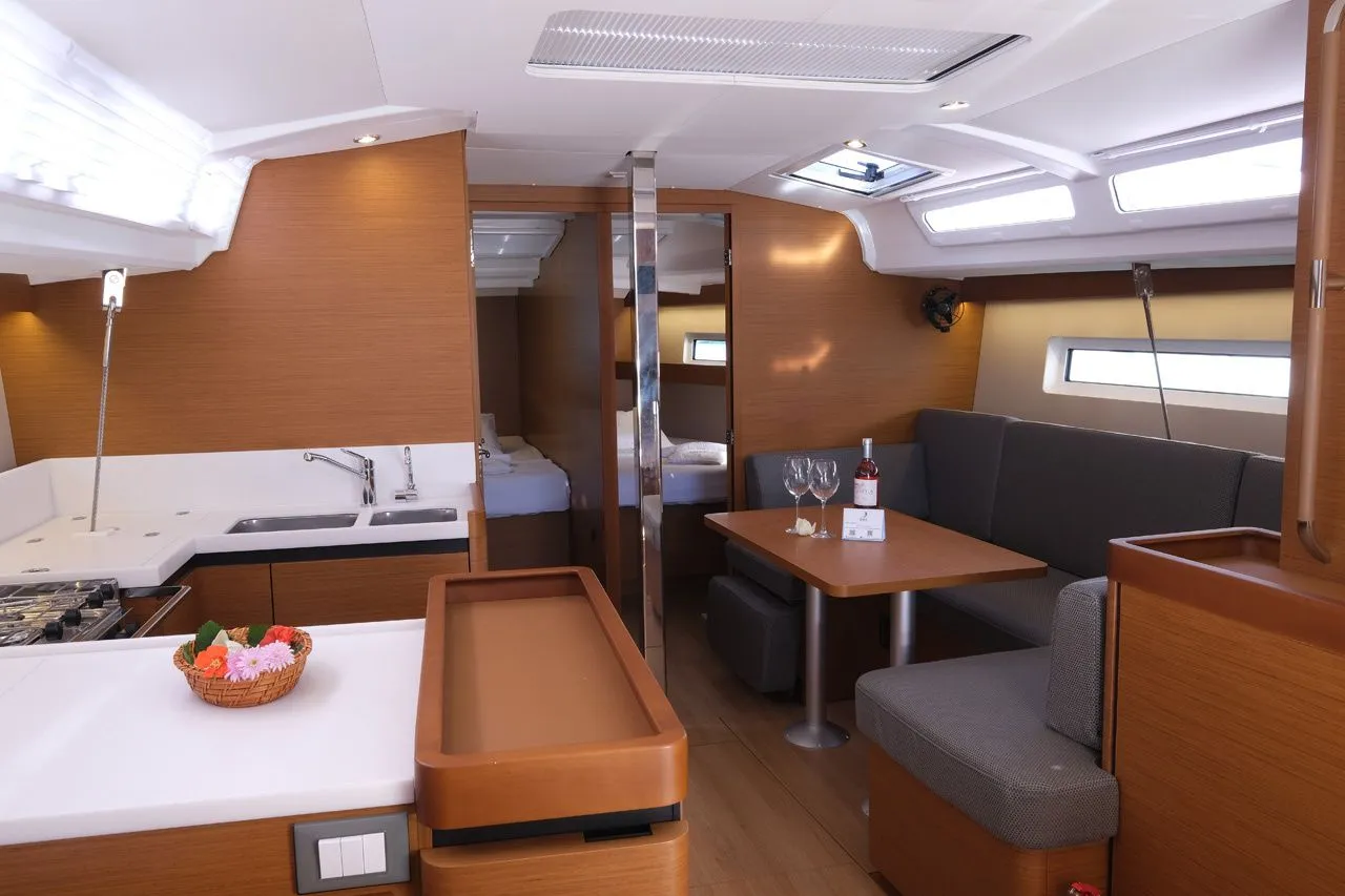Roma Jeanneau 440: Комфорт и стиль под парусами - Fotoğraf 4