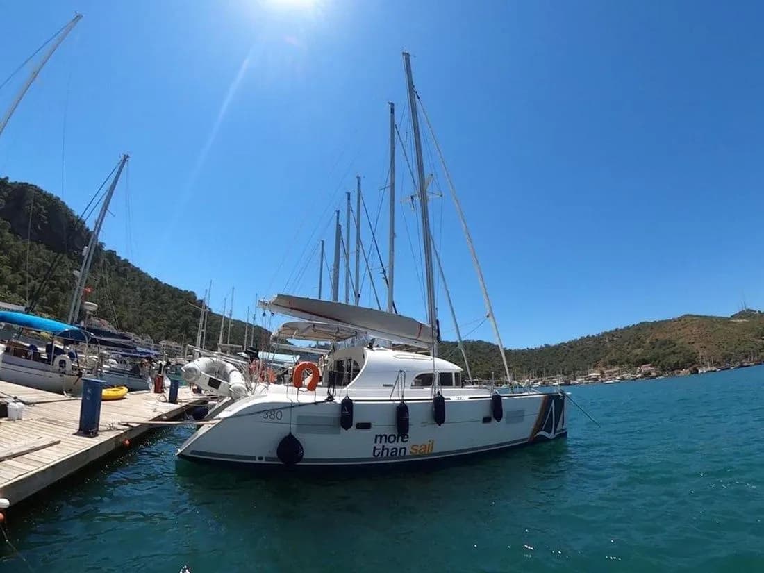 Suncity 1: Fethiye'de Konforlu Catamaran Tatili - Fotoğraf 1