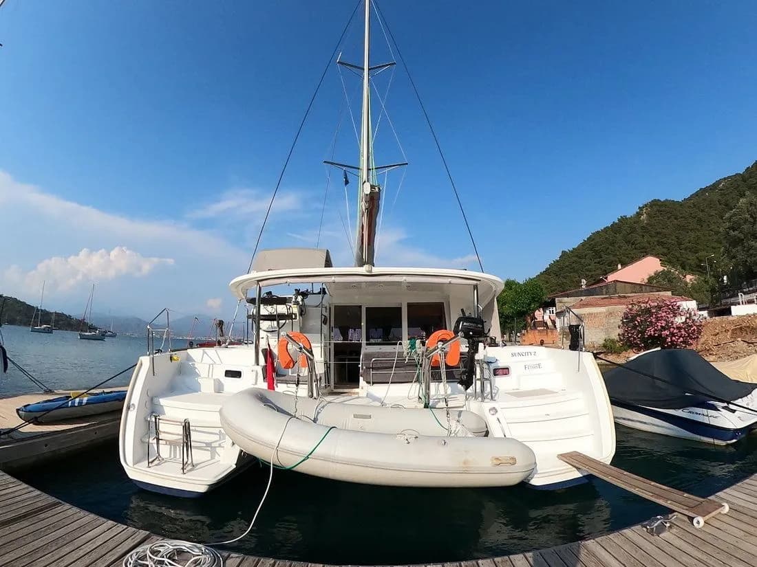 Suncity 2: Spacious Lagoon Catamaran Escape - Fotoğraf 1