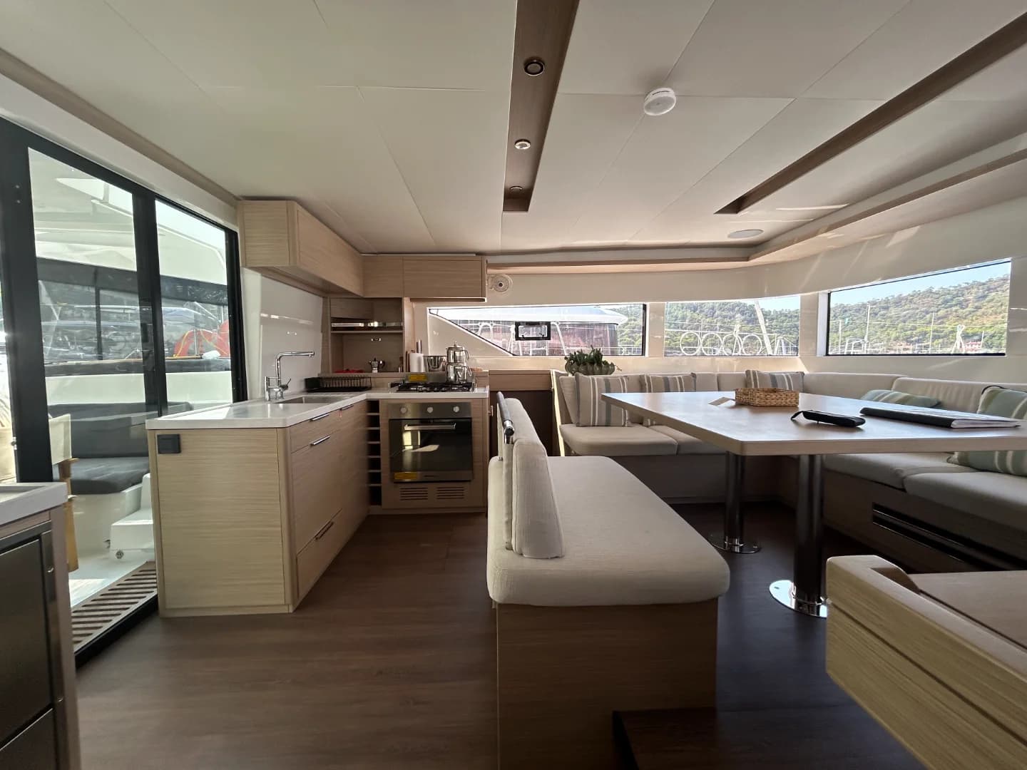 Libre: Flybridge’li Lüks Katamaran - Fotoğraf 3