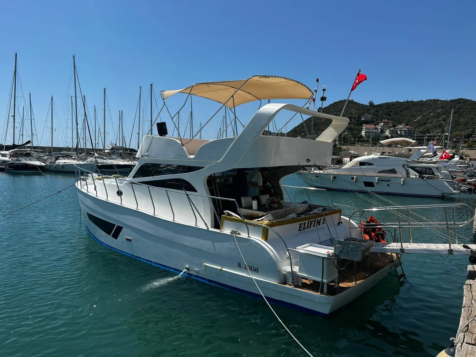 Elifim 1: Stylish Motor Yacht with Flybridge & Paddleboard - Fotoğraf 4