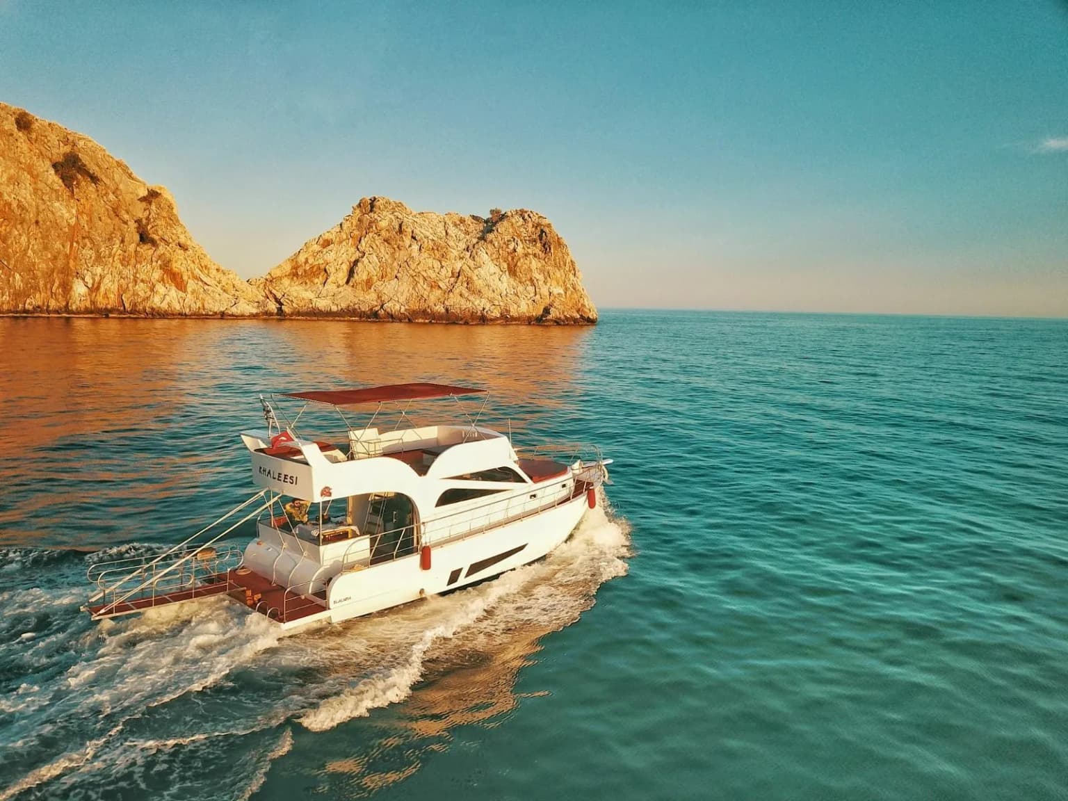 Khaleesi: Stylish 2022 Motor-Yacht with Paddleboarding - Fotoğraf 4