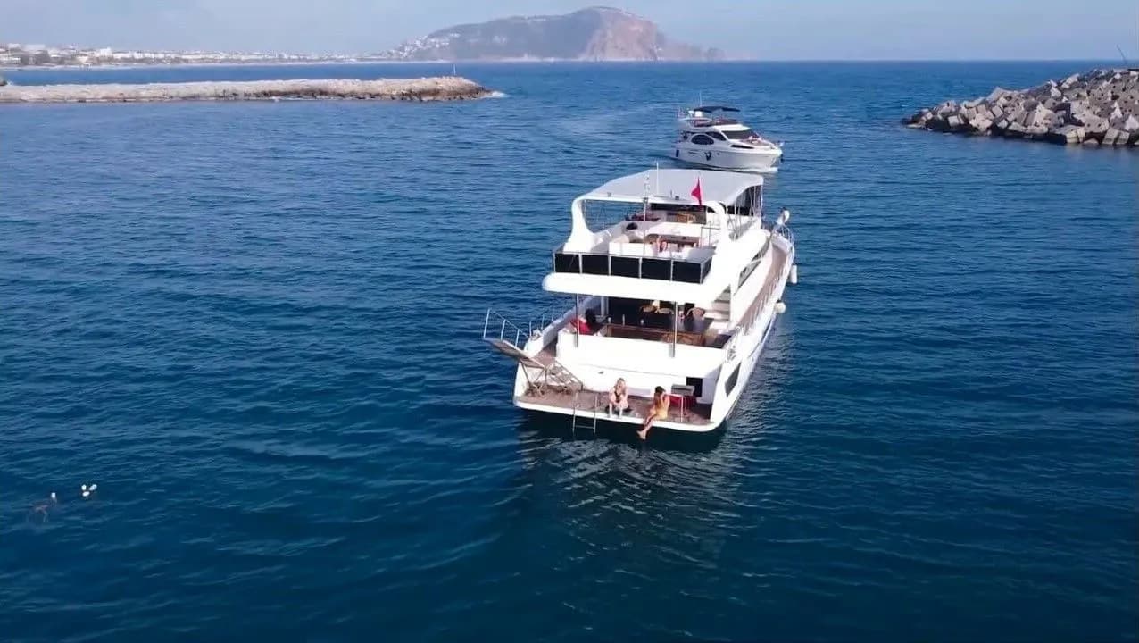 Queen VIP: Stylish 20m Yacht with Flybridge & Paddleboard - Fotoğraf 4