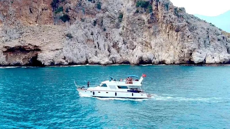 Арендуйте 19м лодку в Аланья