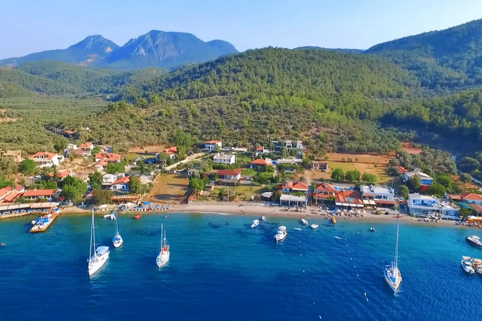 Bodrum Çökertme Koyu'nda gün batımında demirlemiş geleneksel guletler ve balıkçı tekneleri.