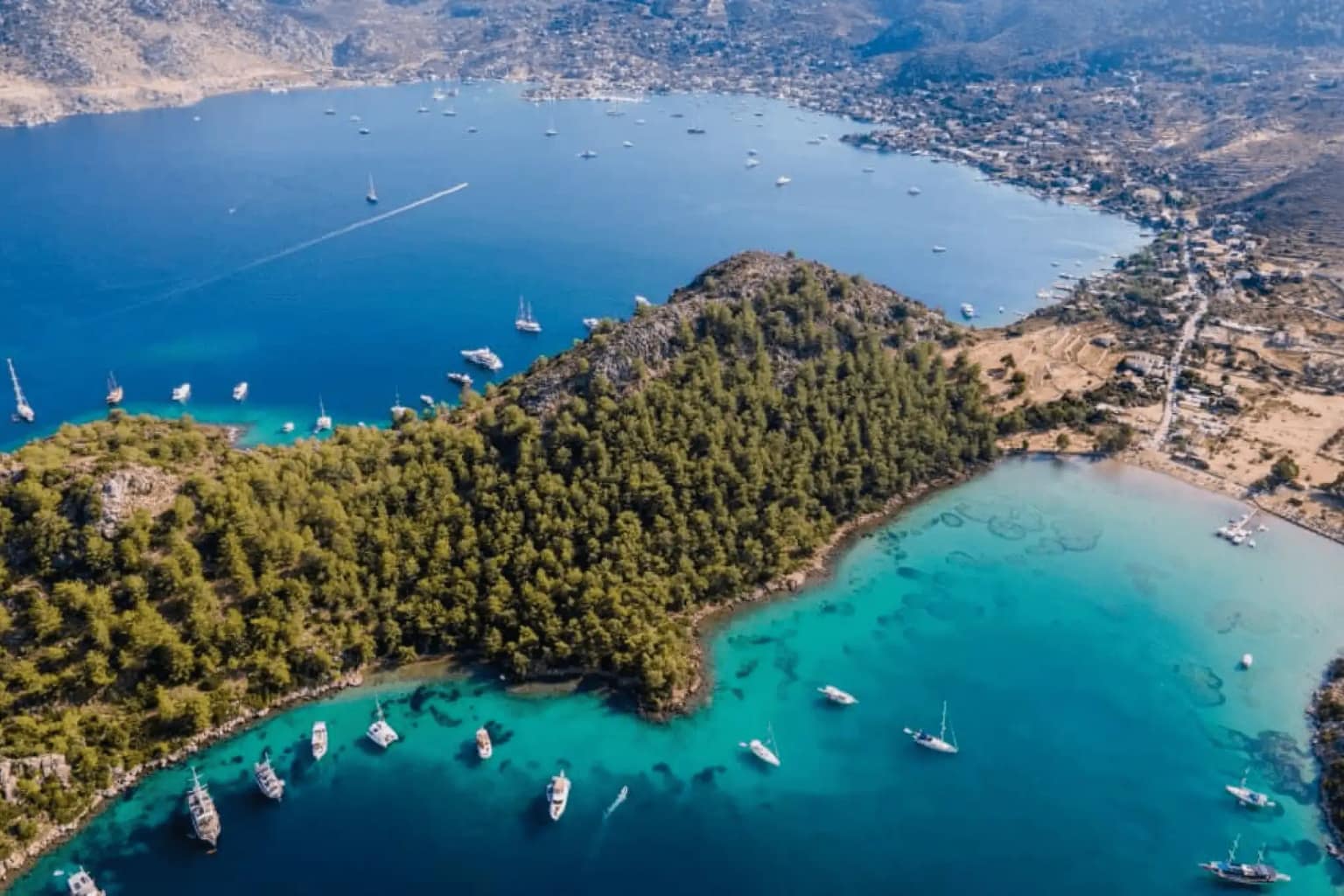 Yachten und Gulets, die in der Bucht von Selimiye auf der Halbinsel Bozburun vor Anker liegen.