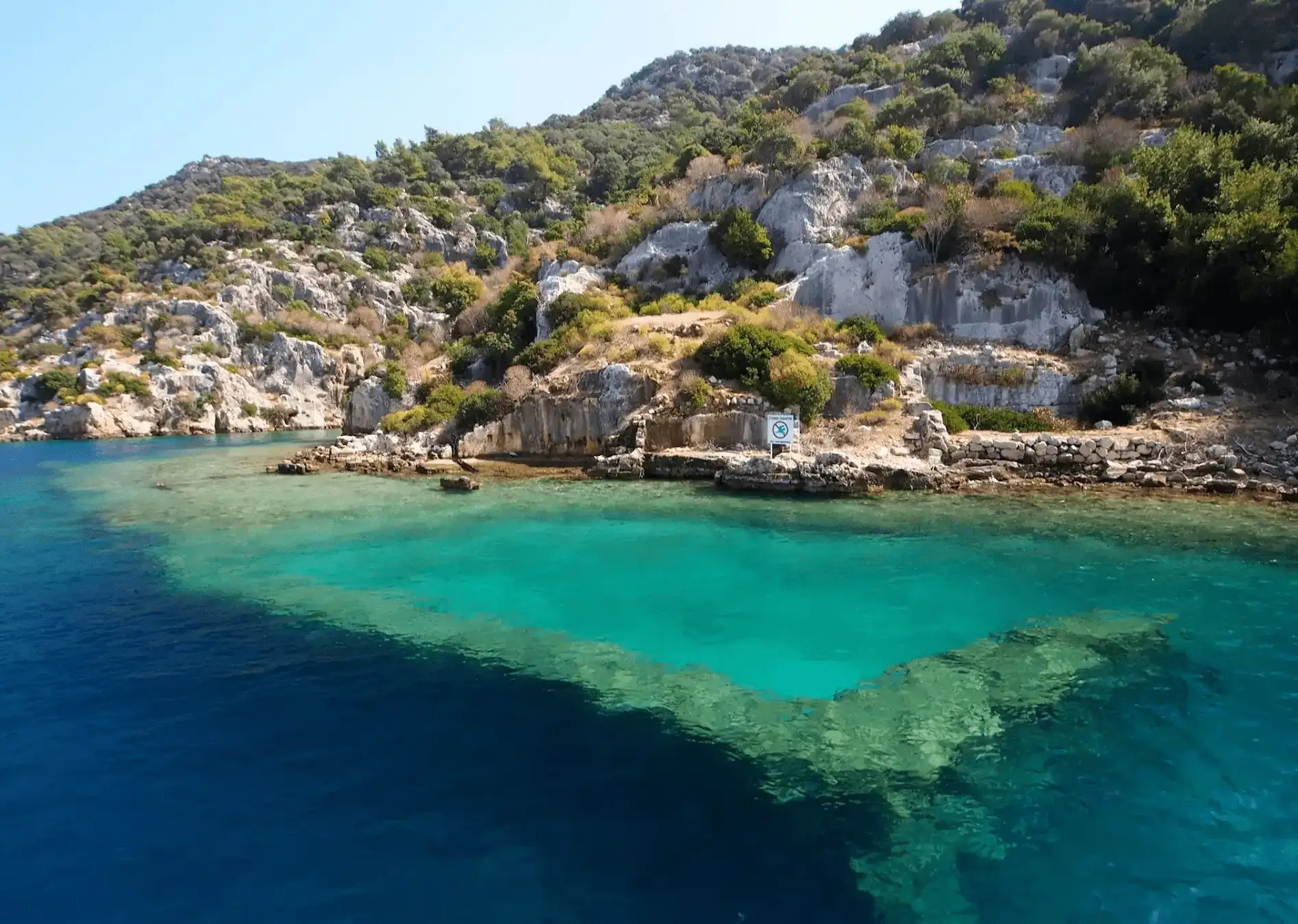Eine Segelyacht kreuzt in der Nähe von Kaleköy und der versunkenen Stadt in Kekova.