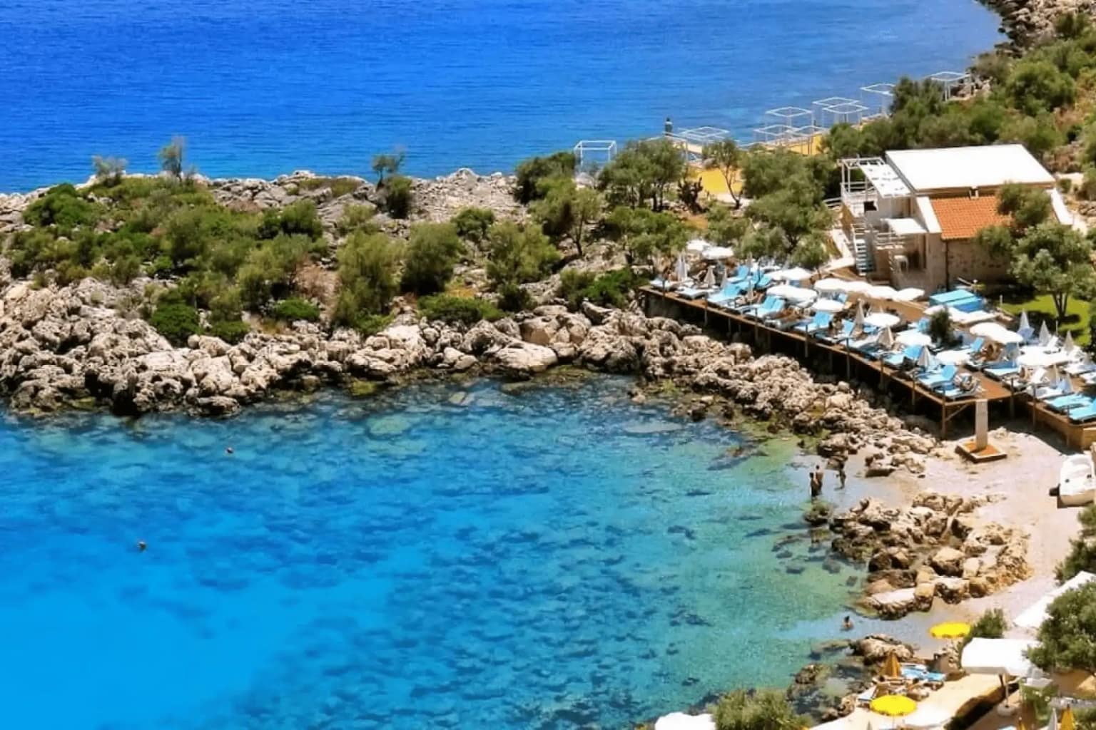 Kaş, Hidayet Koyu'nda demirlemiş bir yelkenli ve küçük tekneler.