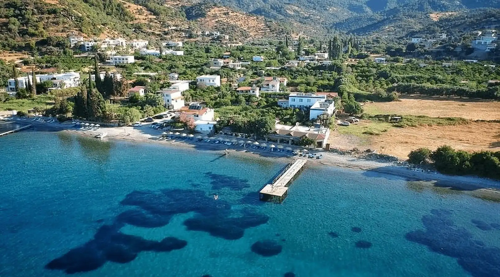 Eine hölzerne Gulet, die in türkisfarbenem Wasser in der Nähe von Mazı Köyü, Bodrum, vor Anker liegt.