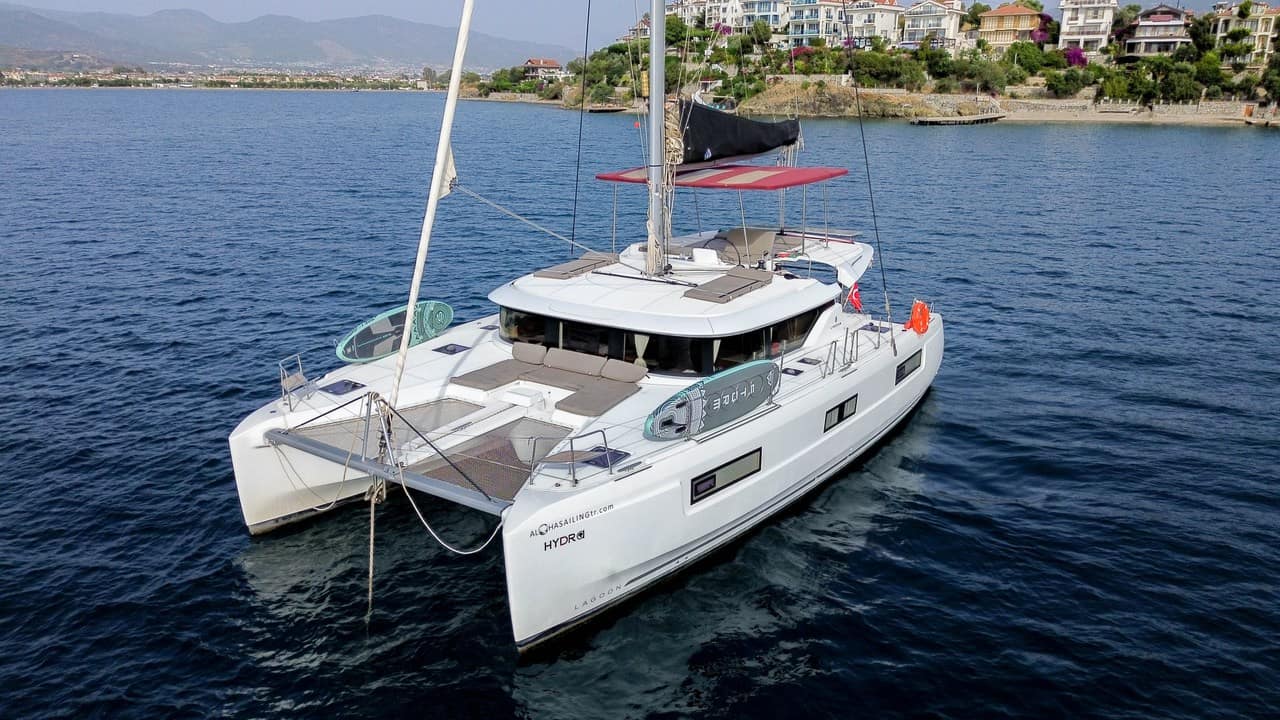 Catamaran Charter Guide: Secrets to a Comfortable Blue Voyage