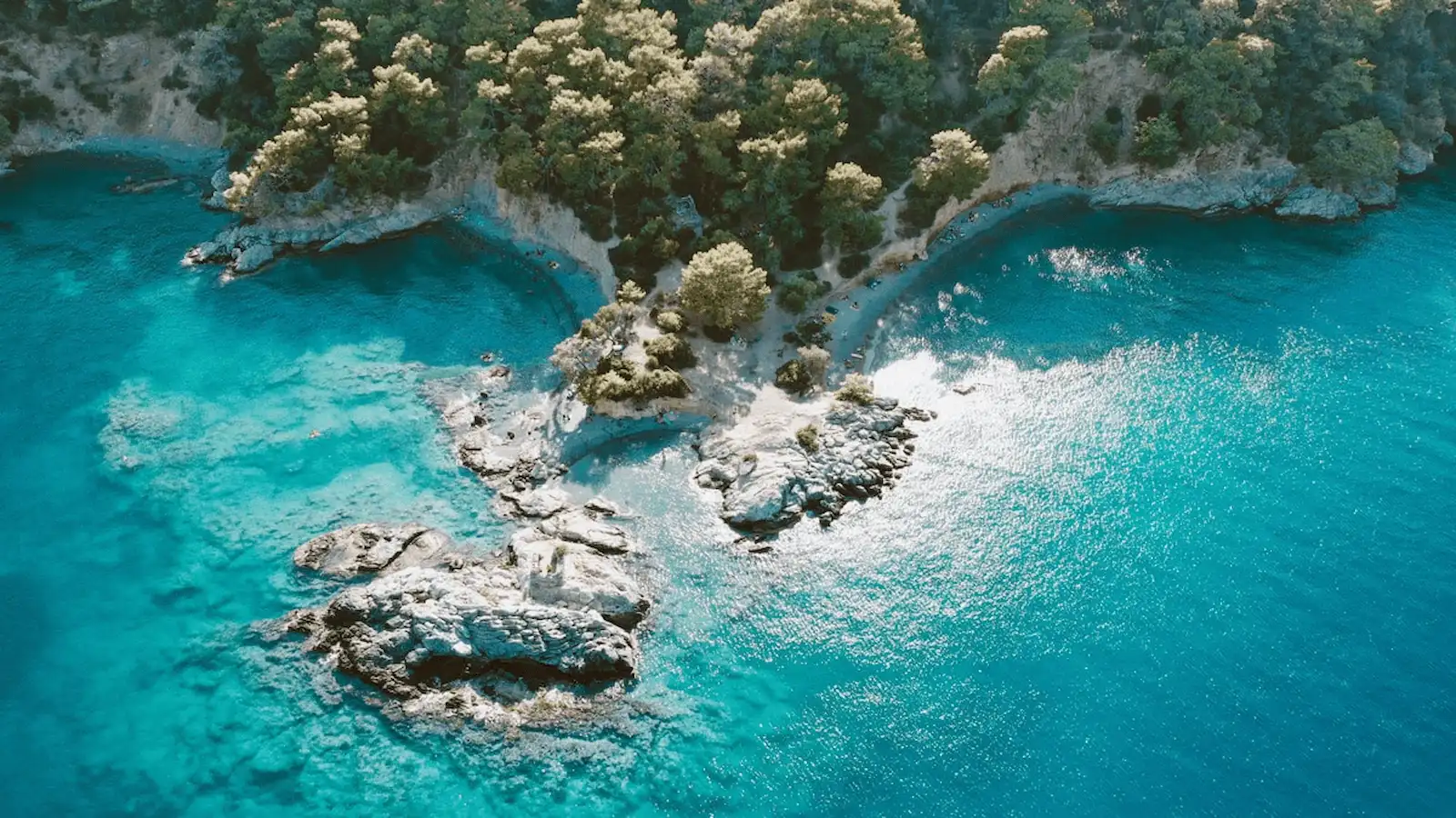 Luftaufnahme von Luxusyachten und Gulets in den türkisfarbenen Buchten von Fethiye.